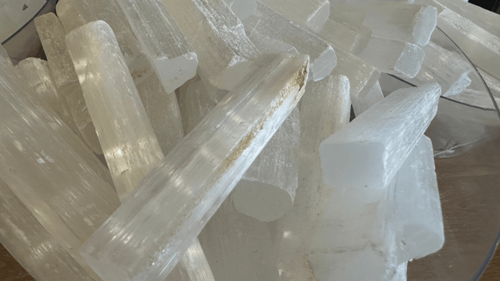 Selenita: O Cristal da Purificação e Conexão Espiritual