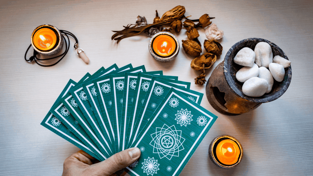 Tarólogo: conheça a missão espiritual por trás dessa profissão
