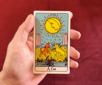 Fé e espiritualidade: o que o Tarô ensina sobre confiar no invisível